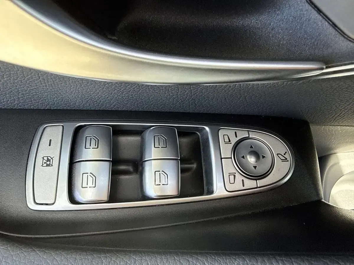 Gebraucht Mercedes E300 Avantgarde 194 PS (142 kW) 2022 Metalliclack hightechsilber Kombi