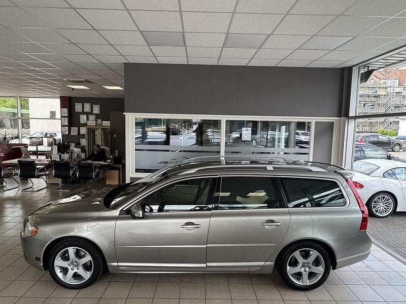 Beige Gebraucht 2009 Volvo V70 Summum Kombi | 6.990 € (Guter Preis) - Bild 1/4