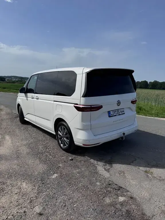 Gebraucht VW Multivan Life 150 PS (110 kW) 2023 Weiß Van / Kleinbus
