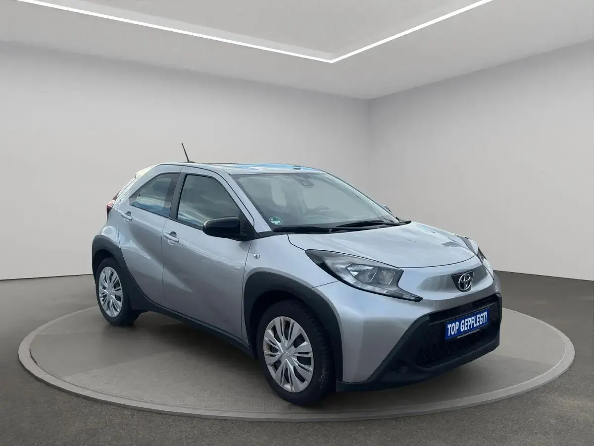 Gebraucht Toyota Aygo X X-play 72 PS (52 kW) 2022 Silber SUV