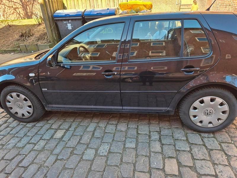 Schwarz Gebraucht 2003 VW Golf IV Kleinwagen | 1.000 € (Fairer Preis) - Bild 1/3
