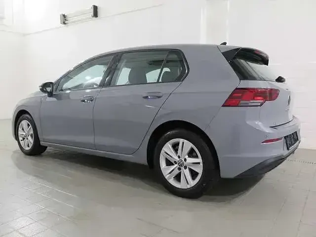 Gebraucht VW Golf VII Life 131 PS (96 kW) 2020 Mondsteingrau Kleinwagen