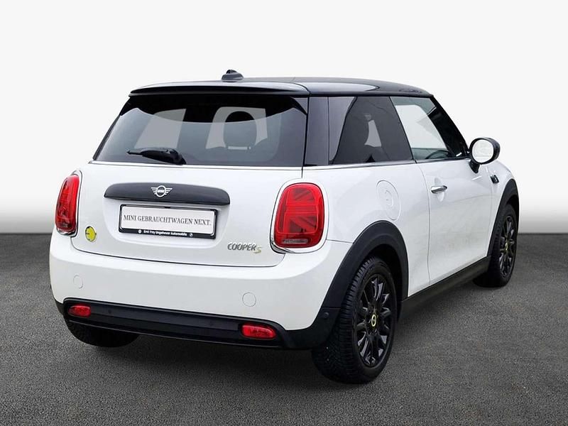 Gebraucht Mini Cooper SE Classic 135 kW (184 PS) 2023 Nanuq white metallic Kleinwagen