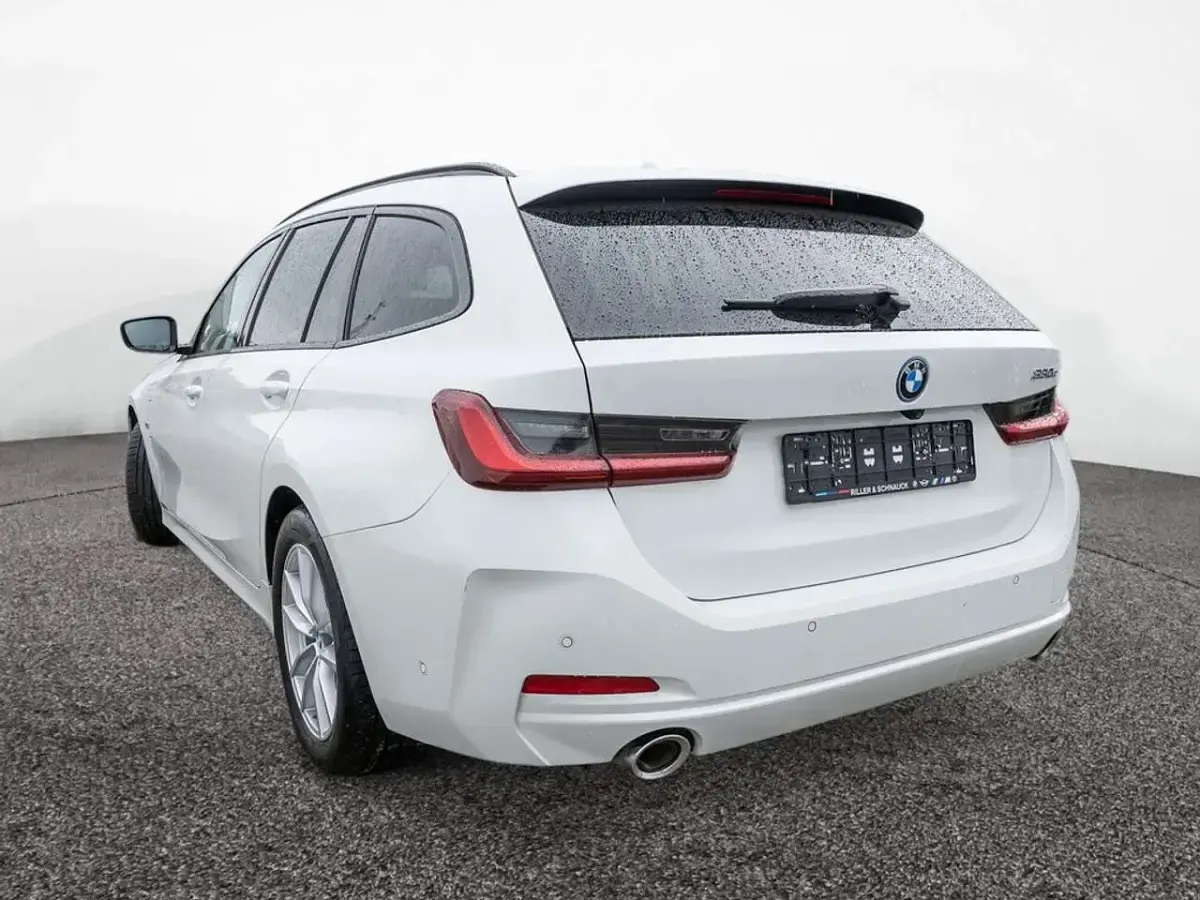 Gebraucht BMW 330e Sport Line 292 PS (214 kW) 2023 Weiß Limousine