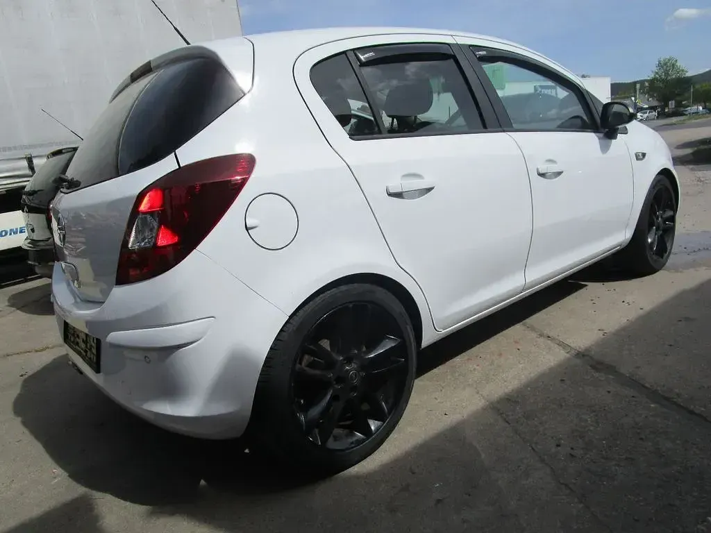 Używany Opel Corsa Color Edition 101 KM (74 kW) 2012 Czarny Hatchback