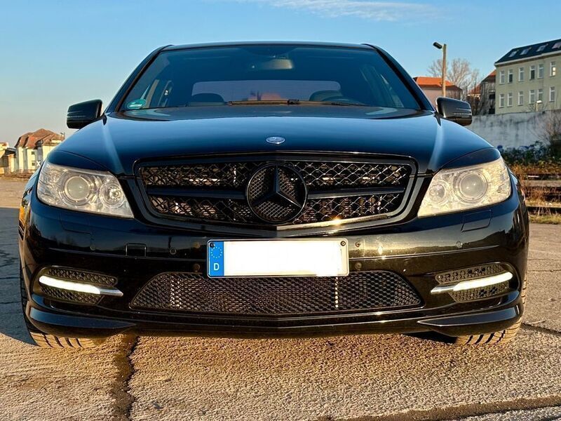 Schwarz Gebraucht 2010 Mercedes C300 Avantgarde Limousine | 10.200 € (Etwas zu teuer) - Bild 1/4