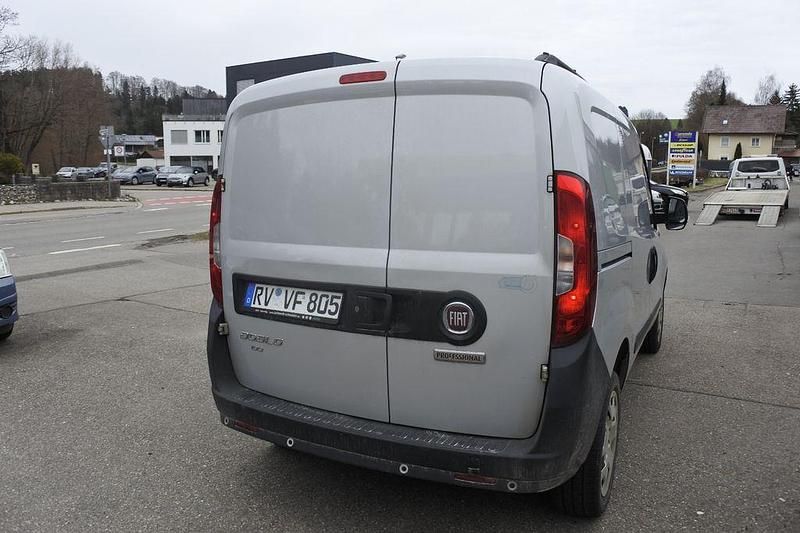 Gebraucht Fiat Doblò 101 PS (74 kW) 2018 Silber Van / Kleinbus