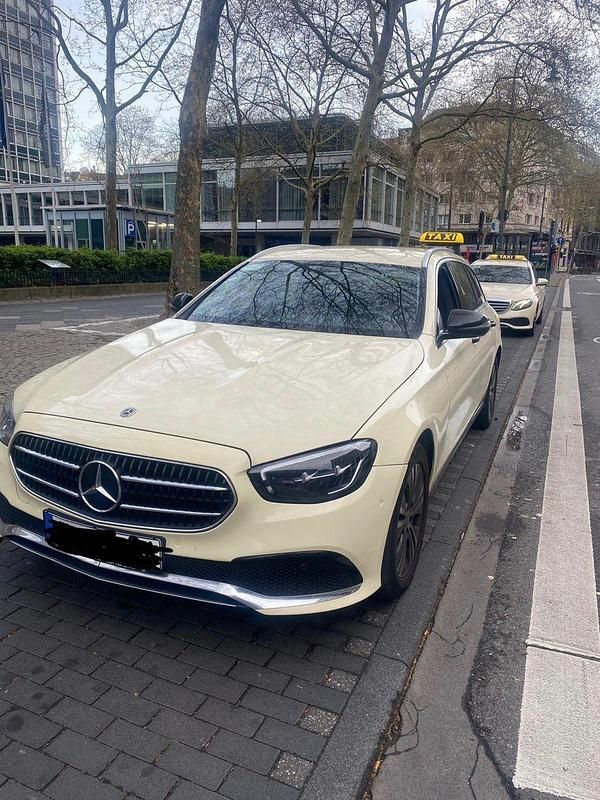 Gebraucht Mercedes E220 200 PS (147 kW) 2023 Schwarz Kombi