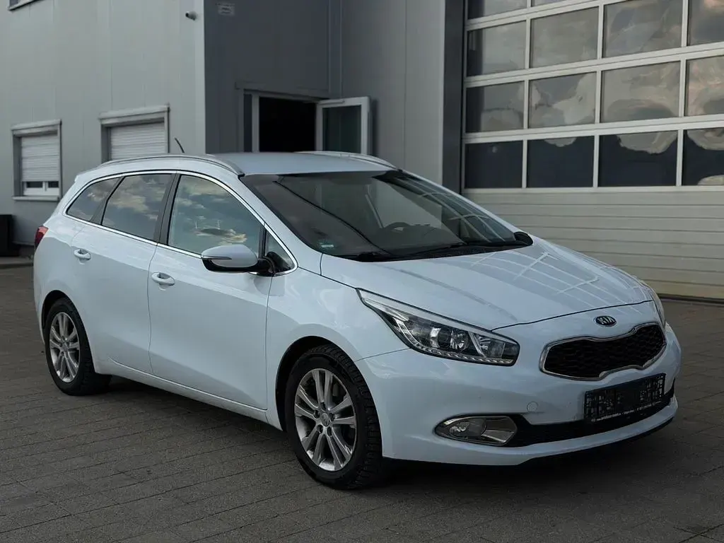 Gebraucht Kia Ceed Spirit 128 PS (94 kW) 2014 Weiß Kleinwagen