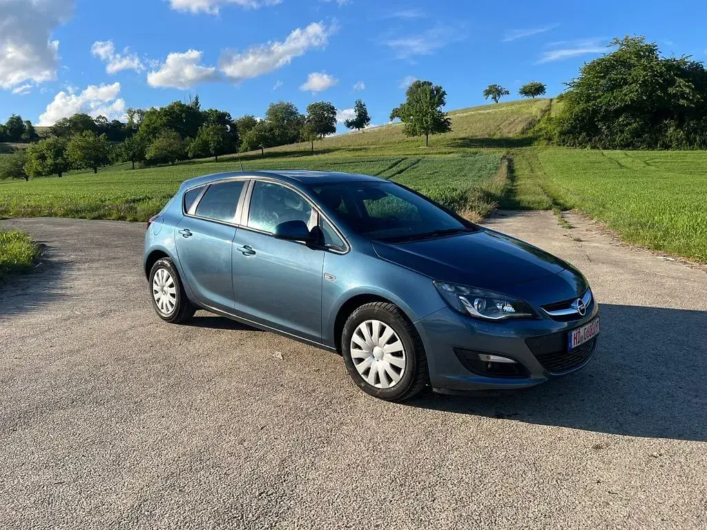 Gebraucht Opel Astra Edition 140 PS (102 kW) 2014 Limousine