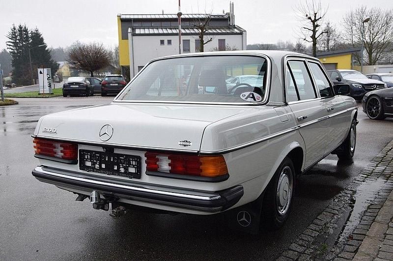 Gebraucht Mercedes 200 94 PS (69 kW) 1980 Weiß Limousine