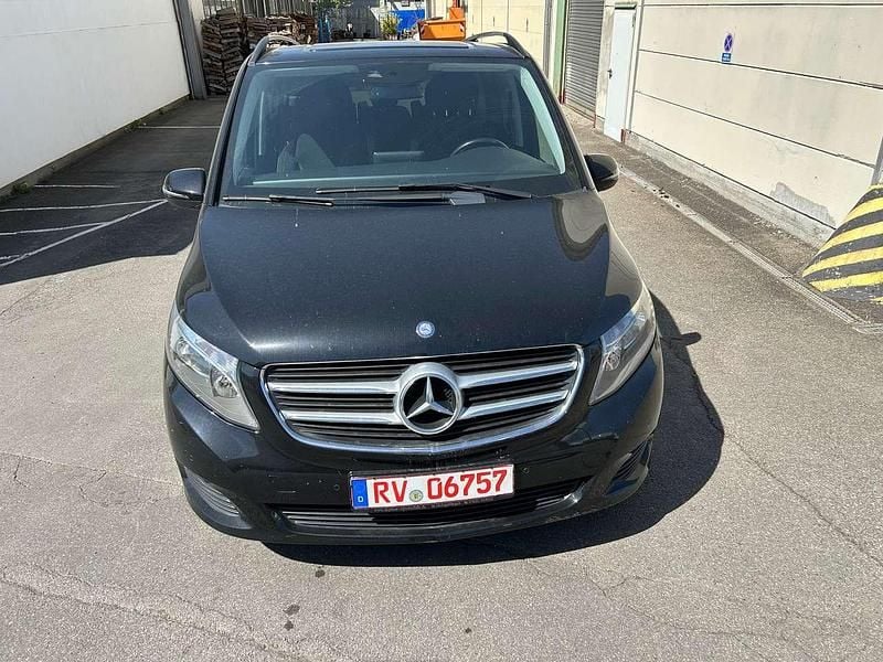 Obsidianschwarz metallic Gebraucht 2017 Mercedes V220 Edition Van / Kleinbus | 28.900 € (Guter Preis) - Bild 1/4