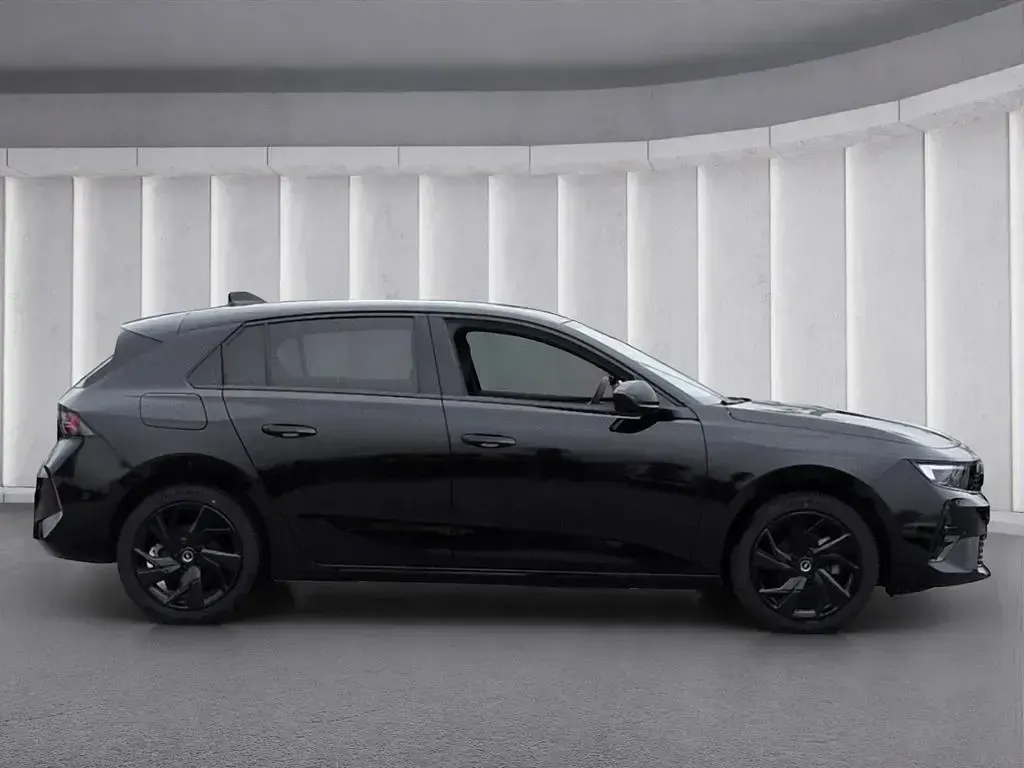 Gebraucht Opel Astra 131 PS (96 kW) 2024 Schwarz Kleinwagen