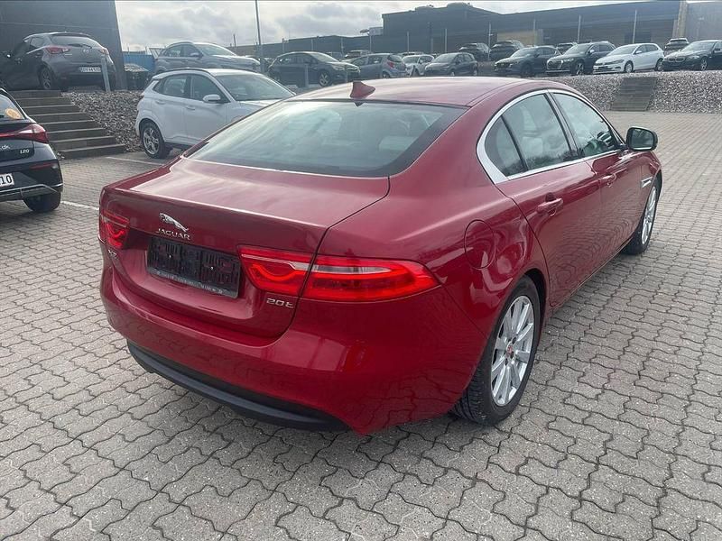 Gebraucht Jaguar XE Prestige 200 PS (147 kW) 2015 Rot Limousine