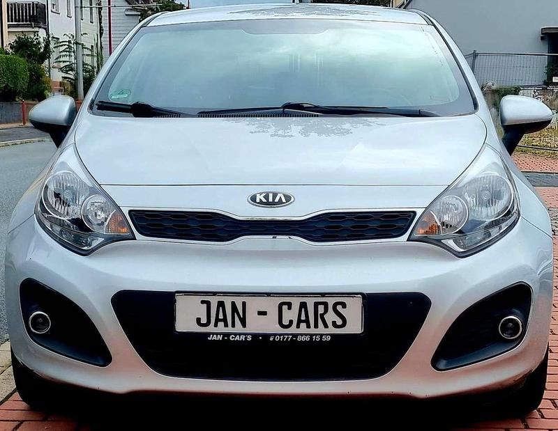 Silber Gebraucht 2014 Kia Rio FIFA World Cup Edition Kleinwagen | 8.700 € (Fairer Preis) - Bild 1/4