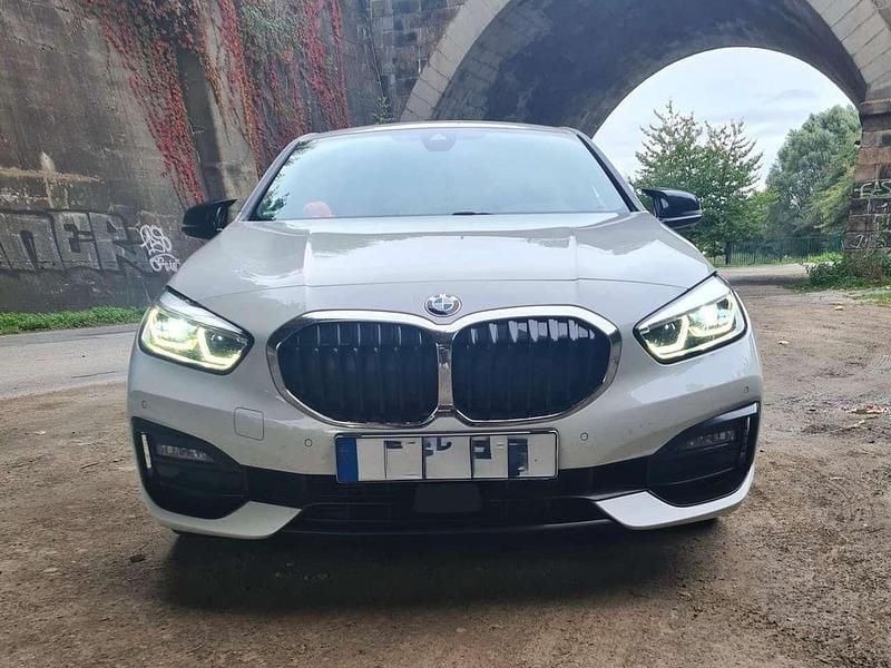 Weiß Gebraucht 2020 BMW 118 Sport Line Kleinwagen | 15.500 € (Fairer Preis) - Bild 1/4