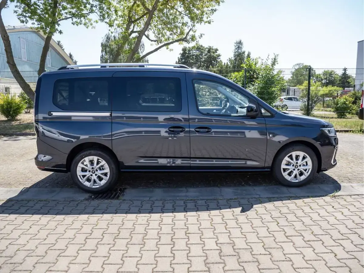 Neu Ford Tourneo Titanium 116 PS (85 kW) 2026 Cyclone midnight blue Van / Kleinbus