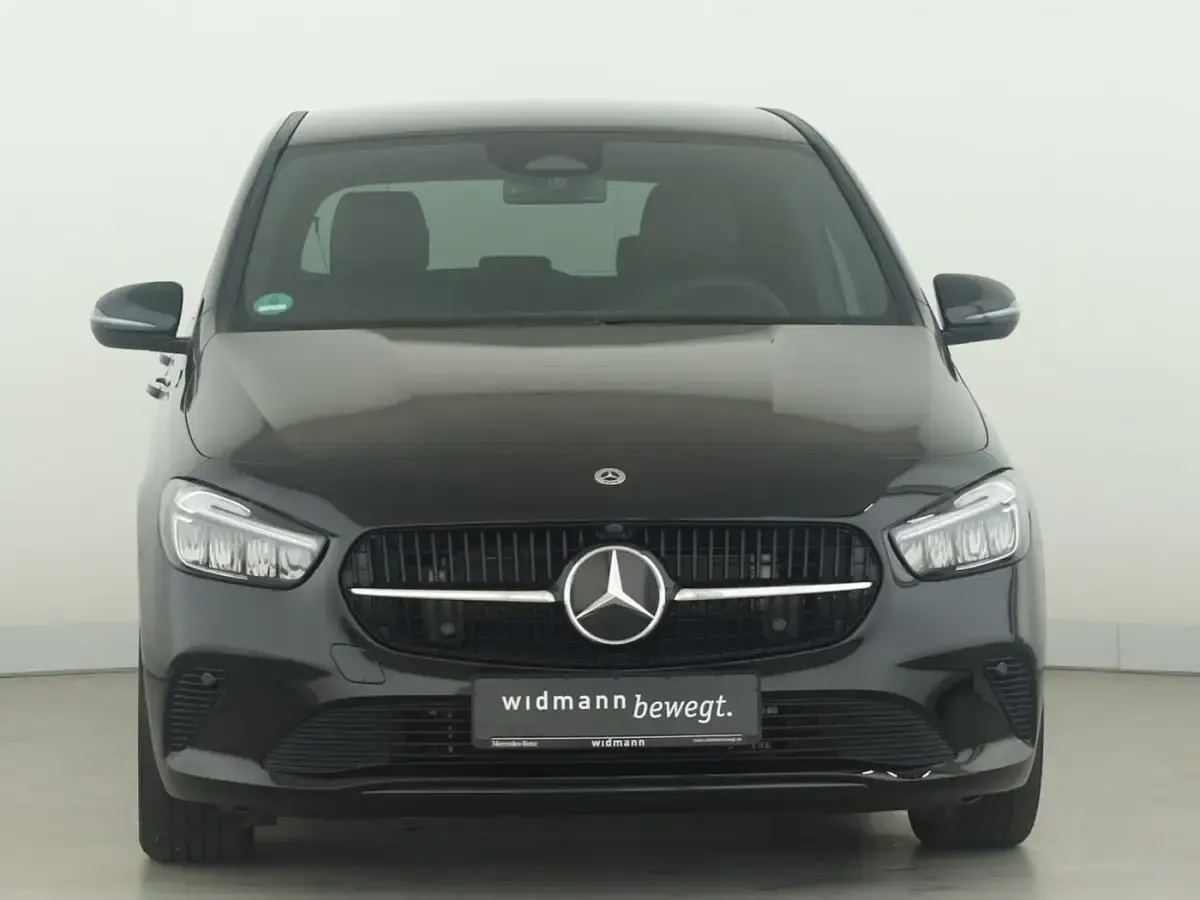 Gebraucht Mercedes B200 163 PS (119 kW) 2026 Unilack nachtschwarz Kleinwagen