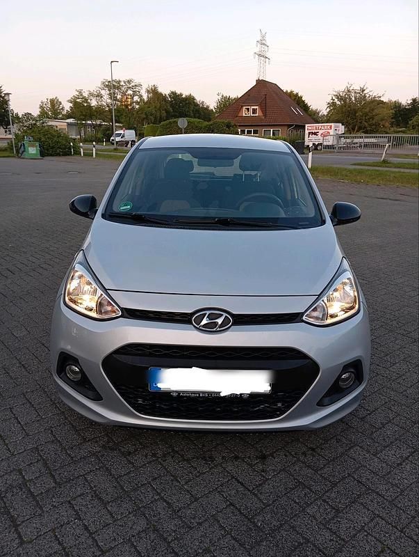 Silber Gebraucht 2015 Hyundai i10 Kleinwagen | 5.500 € (Fairer Preis) - Bild 1/4