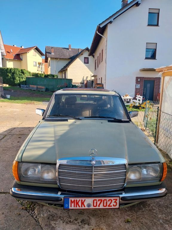 Grün Gebraucht 1983 Mercedes 240 Limousine | 6.500 € - Bild 1/4