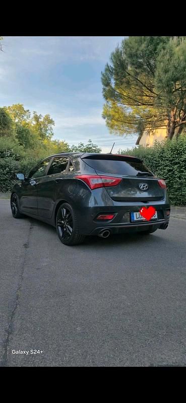 Grau Gebraucht 2015 Hyundai i30 Turbo Limousine | 11.750 € (Fairer Preis) - Bild 1/4