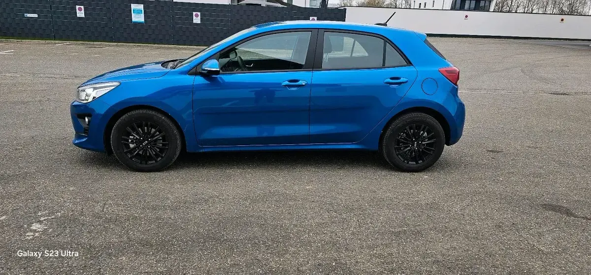Gebraucht Kia Rio 101 PS (74 kW) 2023 Blau Kleinwagen