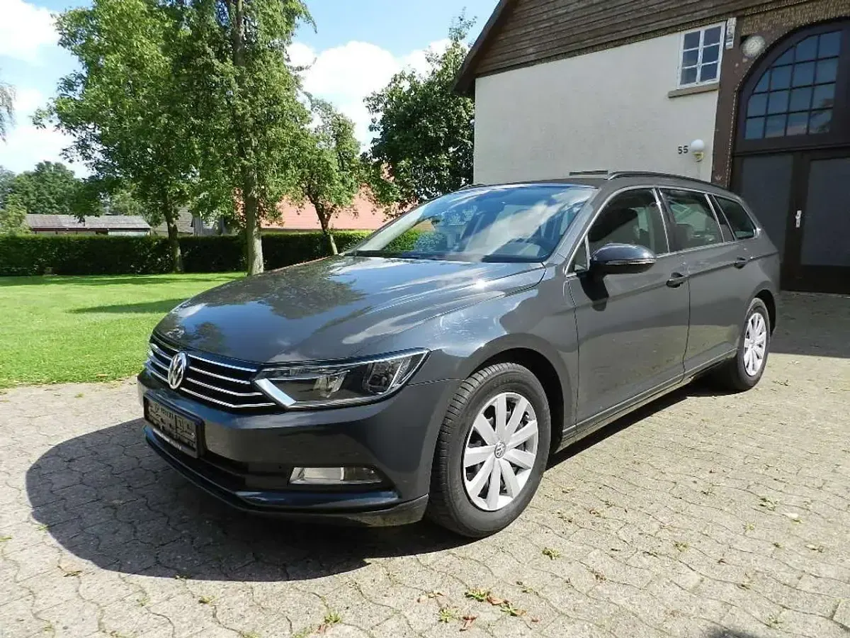 Gebraucht VW Passat Trendline 125 PS (91 kW) 2018 Uranograu Kombi