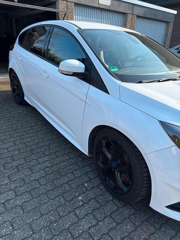 Gebraucht Ford Focus ST 250 PS (183 kW) 2016 Weiß Kleinwagen