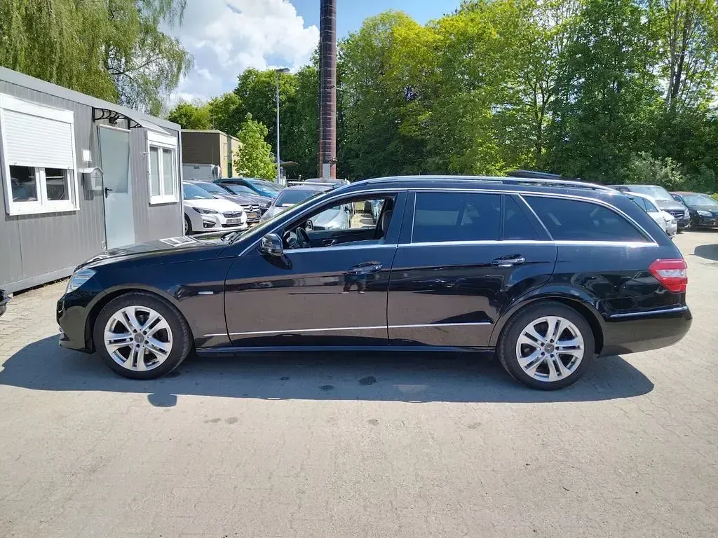 Gebraucht Mercedes E200 184 PS (135 kW) 2011 Schwarz Kombi