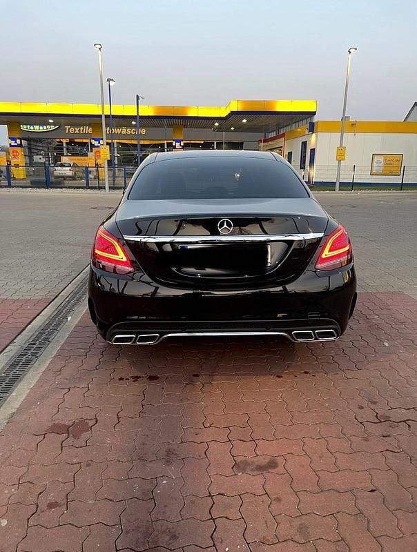 Schwarz Gebraucht 2016 Mercedes C200 Limousine | 15.500 € (Fairer Preis) - Bild 1/4