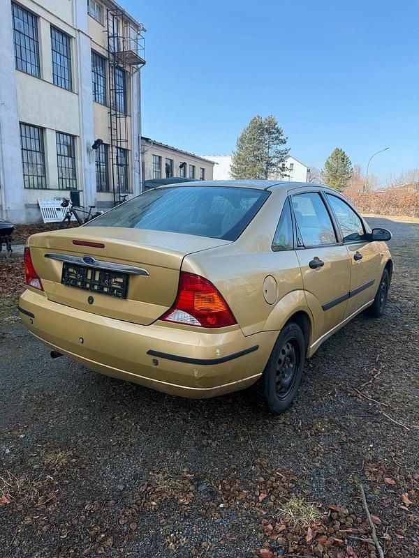 Gebraucht Ford Focus 102 PS (75 kW) 2000 Gold Limousine
