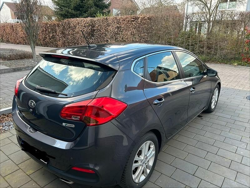 Gebraucht Kia Ceed 128 PS (94 kW) 2014 Grau Kleinwagen