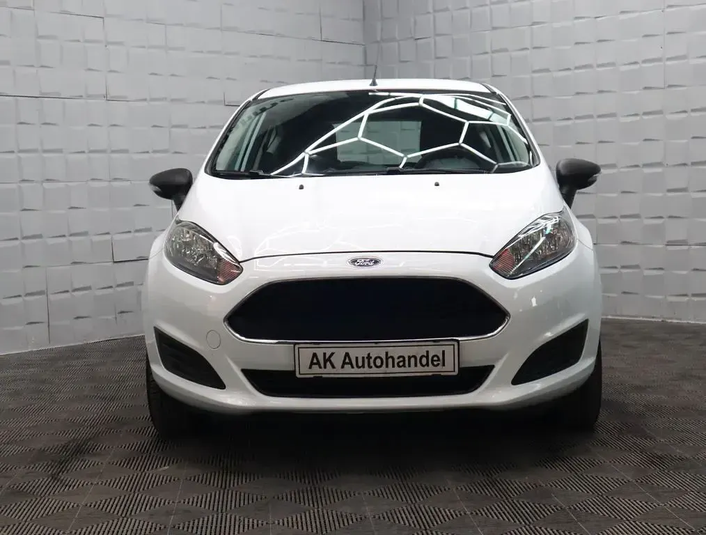 Gebraucht Ford Fiesta Ambiente 60 PS (44 kW) 2017 Weiß Kleinwagen