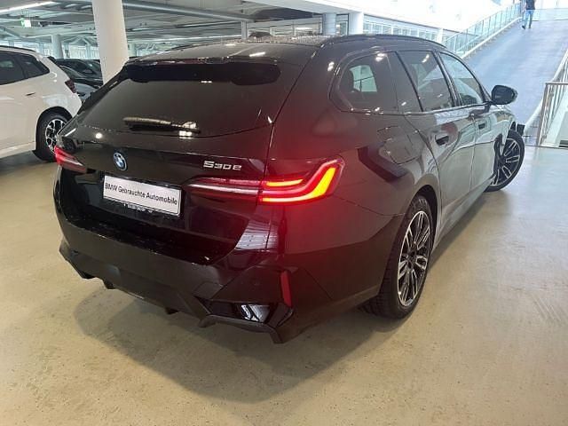 Gebraucht BMW 530e Performance 299 PS (219 kW) 2024 Schwarz Kombi