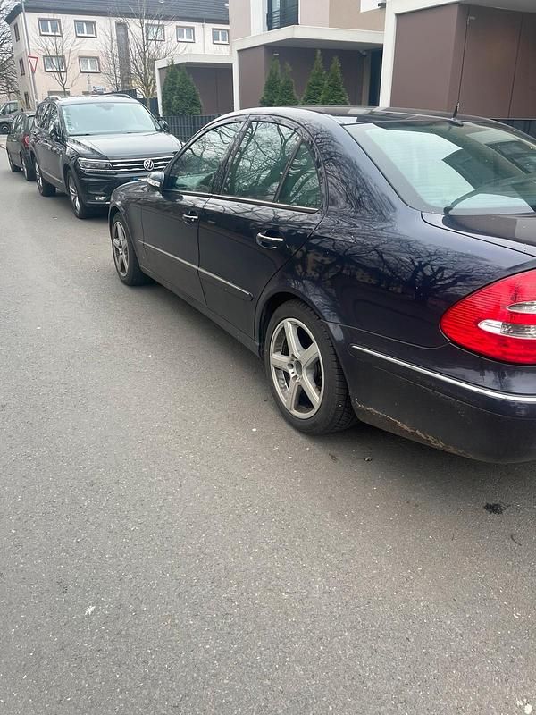 Blau Gebraucht 2002 Mercedes E240 Elegance Limousine | 2.700 € (Guter Preis) - Bild 1/4