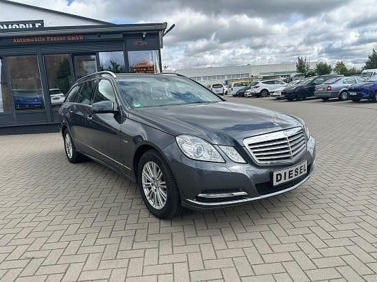 Grau Gebraucht 2011 Mercedes E200 Limousine | 10.450 € (Guter Preis) - Bild 1/4