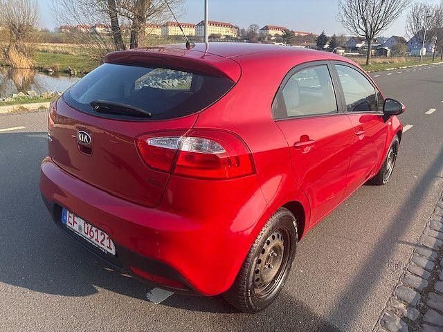 Gebraucht Kia Rio Attract 86 PS (63 kW) 2013 Rot Limousine