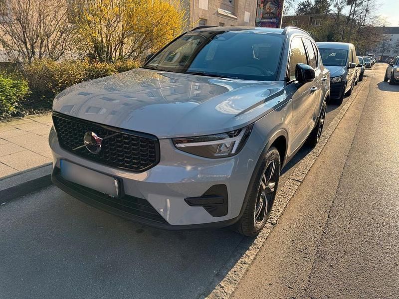Grau Gebraucht 2024 Volvo XC40 Plus SUV | 35.600 € (Superpreis) - Bild 1/4