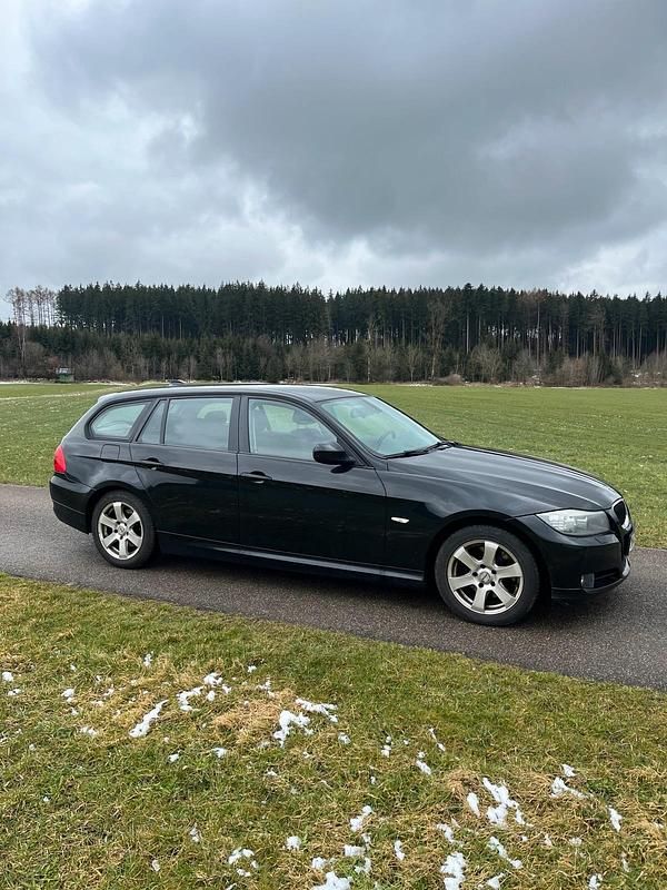 Gebraucht BMW 320 184 PS (135 kW) 2011 Schwarz Kombi