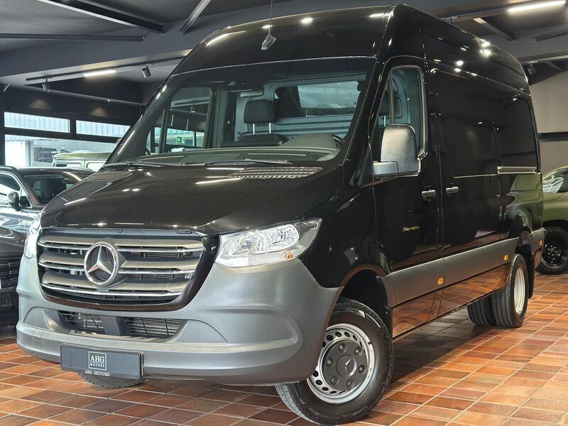 Black metallic Gebraucht 2020 Mercedes Sprinter Van | 59.440 € (Teuer) - Bild 1/3