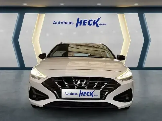Gebraucht Hyundai i30 120 PS (88 kW) 2022 Weiß Limousine