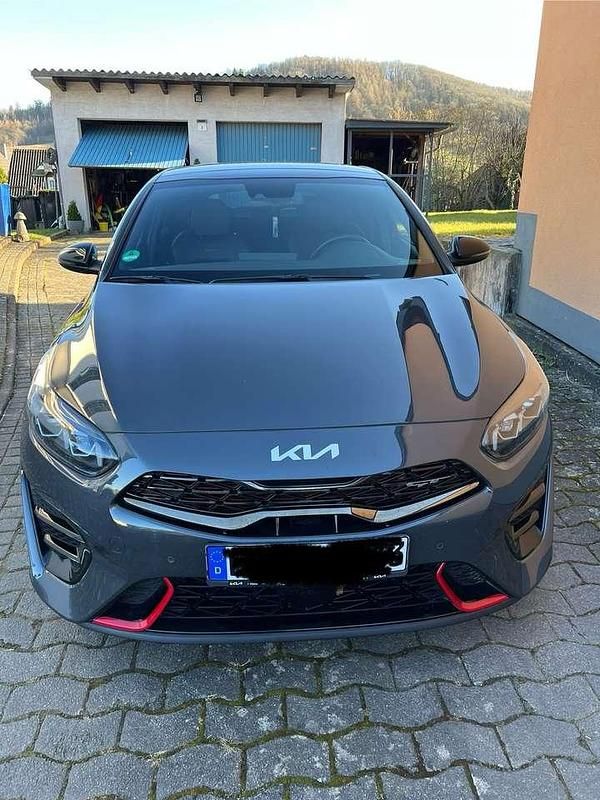 Grau Gebraucht 2022 Kia ProCeed GT Kleinwagen | 24.900 € (Fairer Preis) - Bild 1/4