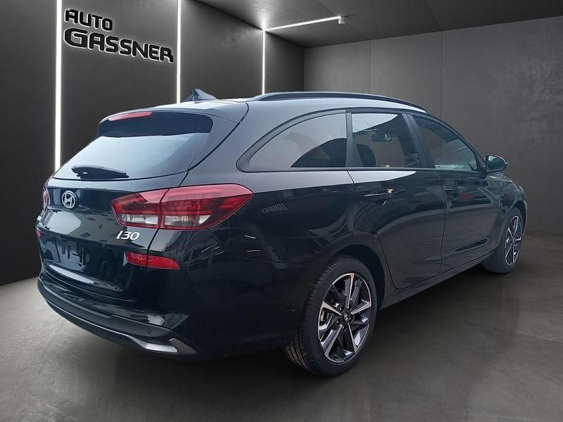 Neu Hyundai i30 Advantage 101 PS (74 kW) 2025 Schwarz Kombi