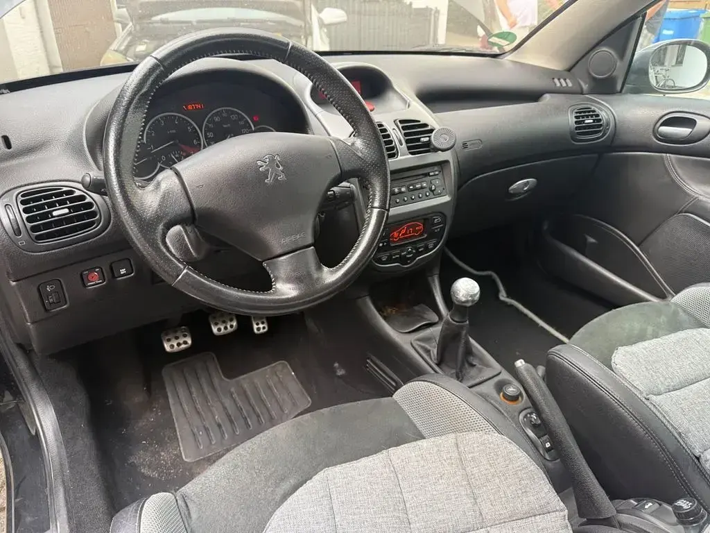 Gebraucht Peugeot 206 CC Sport 109 PS (80 kW) 2005 Schwarz Cabrio