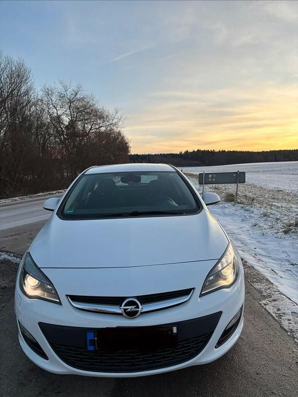 Weiß Gebraucht 2013 Opel Astra Active Limousine | 4.200 € (Fairer Preis) - Bild 1/4