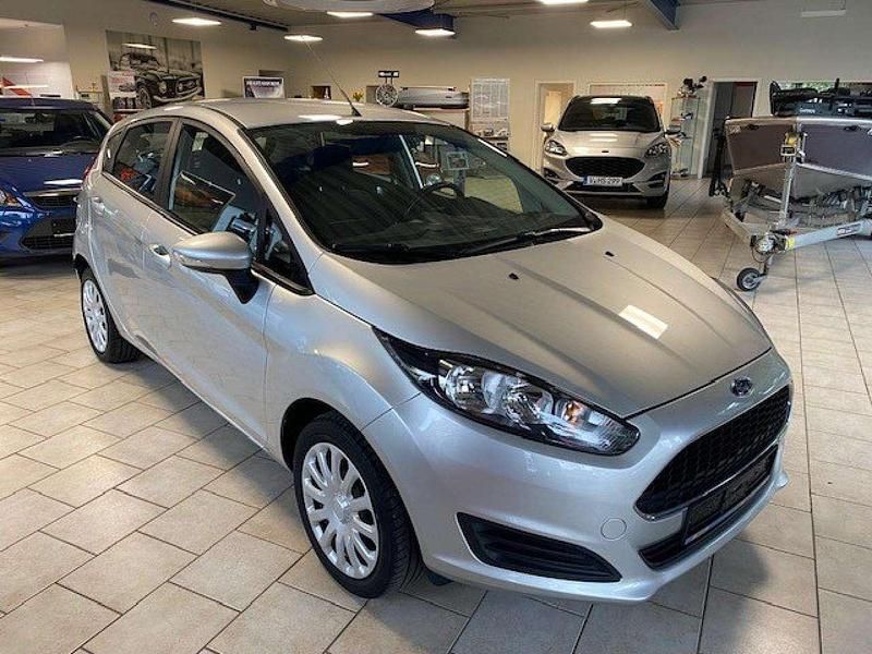 Polarsilber metallic Gebraucht 2016 Ford Fiesta Trend Limousine | 7.600 € (Fairer Preis) - Bild 1/4