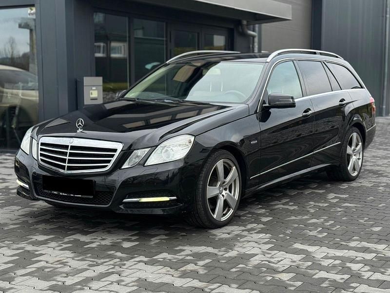 Schwarz Gebraucht 2011 Mercedes E350 Avantgarde Kombi | 10.900 € (Guter Preis) - Bild 1/4