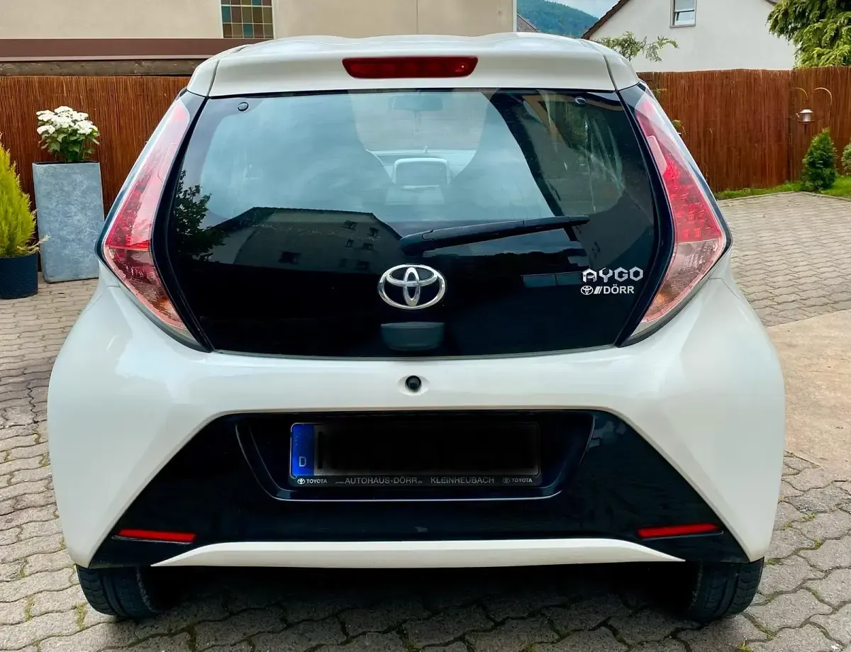 Gebraucht Toyota Aygo X-play 69 PS (50 kW) 2016 Weiß Kleinwagen
