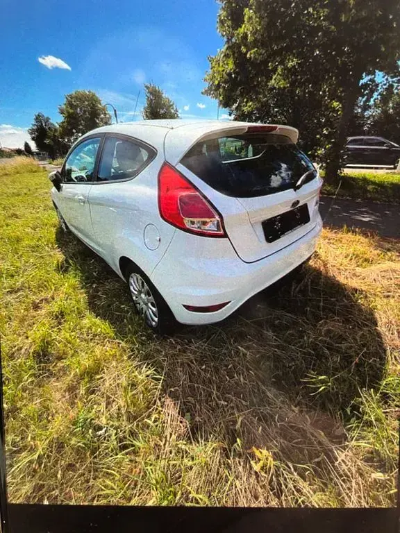 Gebraucht Ford Fiesta Celebration 60 PS (44 kW) 2017 Weiß Kleinwagen