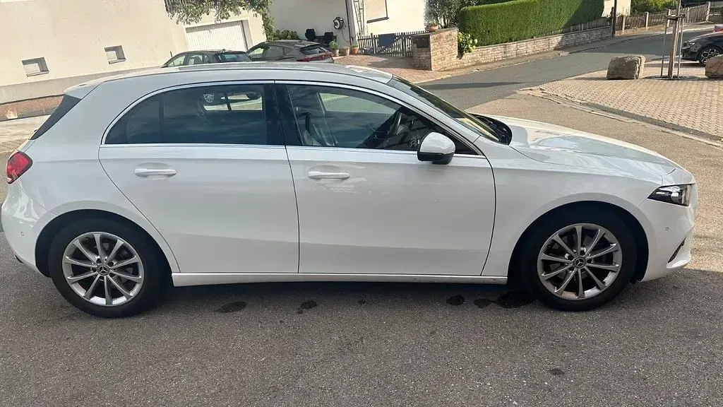 Gebraucht Mercedes A180 136 PS (100 kW) 2019 Weiß Limousine